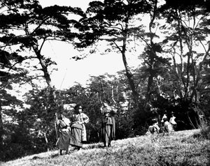 Niños japoneses jugando con arcos, Corea, 1900 de Unbekannt