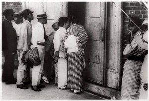 Multitud japonesa mirando dentro del hangar del Zeppelin, Kasumigaura, Japón