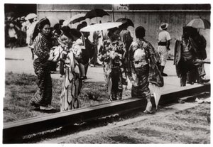 Mujeres japonesas junto al hangar del Zeppelin, Kasumigaura, Japón, 1929-1933