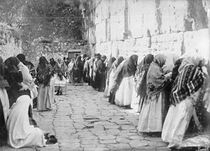 Jerusalén, en el Muro de los Lamentos un viernes, c.1909-1910 (foto en blanco y negro) de Unbekannt
