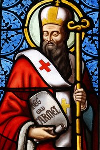 Vidriera de San Alberto patriarca de Jerusalén en la iglesia de Pont L