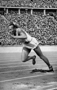 Jesse Owens en el inicio de los 200 metros en los Juegos Olímpicos de Berlín