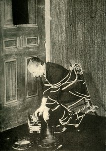 John Nevil Maskelyne realiza una ilusión de gabinete espiritual, c. 1910