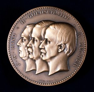 John Russell Hind, Hermann Goldschmidt y Robert Luther, astrónomos, c. 1900 de Unbekannt