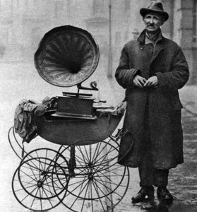 Reproductor de gramófono en la acera, Holborn, Londres, 1926-1927