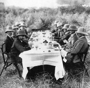 Rey Jorge V 1865-1936 almorzando después de cazar tigres en Nepal, 1911 de Unbekannt
