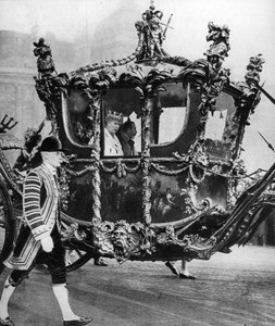El rey Jorge V y la reina María de camino a la apertura del Parlamento, c1930