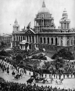 El rey Jorge V conduciendo para inaugurar el primer parlamento de Ulster en Belfast, 1921, 1935 de Unbekannt
