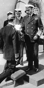 El rey Jorge V nombra caballero al vicealmirante Pakenham a bordo del HMS Princess Royal, c. 1930s de Unbekannt