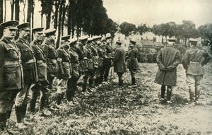 El Rey Jorge V visita a las fuerzas aliadas en la línea del frente, Primera Guerra Mundial, 1915, c. 1920 de Unbekannt