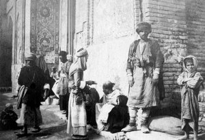 Barbero kurdo, fuera de la mezquita Kazimain, Irak, 1917-1919