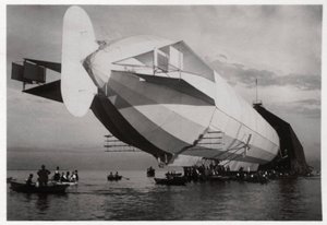 LZ 6 entrando en un hangar flotante, Halle, Alemania, c1909-1910 1933