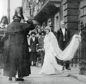 Lady Elizabeth Bowes-Lyon camino a casarse en la Abadía de Westminster, 26 de abril de 1923, 1937 de Unbekannt