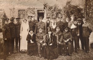 Lady Elizabeth con la Condesa de Strathmore y soldados heridos convalecientes, 1916 de Unbekannt
