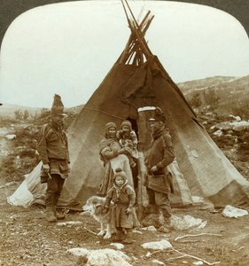Familia lapona y perro de trineo - fuera de su casa de verano - en una ladera en Noruega, c. 1905 de Unbekannt