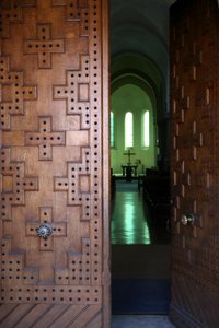 Le Plantay, Ain, Francia - Abadía de Notre-Dame des Dombes. Puerta principal de la iglesia. de Unbekannt