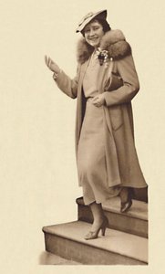 Saliendo de No. 3 Belgrave Square, para el bautizo de la Princesa Alexandra, 9 de febrero de 1937