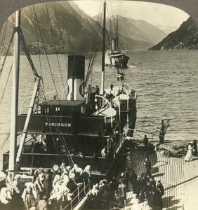 Saliendo de Odde para una excursión por el pintoresco Sorfjord rodeado de montañas, Noruega, c1905