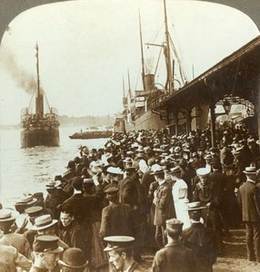 Dejando el viejo hogar y amigos - emigrantes saludando hacia América, Christiania, Noruega, c1905 de Unbekannt