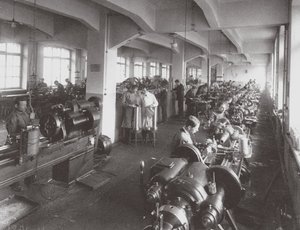 Procesamiento de lentes en la fábrica de la Asociación Óptico Mecánica en Petersburgo, 1916 de Unbekannt