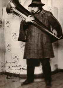 Leonid Andreyev, autor ruso, tocando un instrumento musical, c1900 de Unbekannt