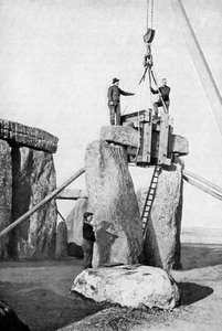 Levantamiento de un impost en Stonehenge, 1901, c1920 de Unbekannt