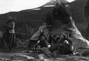 Mujeres locales, Lyngen, norte de Noruega, c1920s-c1930s de Unbekannt