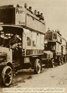 Autobuses de Londres llevando tropas escocesas al frente, Primera Guerra Mundial, 1914 de Unbekannt