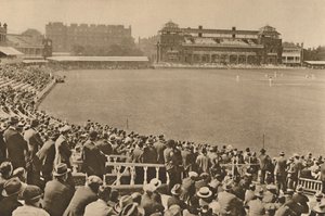 Mirando hacia el Pabellón desde el Mound Stand en el famoso Lords, c. 1935 de Unbekannt