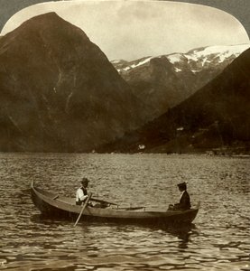 Mirando a través del Essefjord desde Tjugum hasta el Kjeipen cubierto de hielo, Noruega, c1905 de Unbekannt