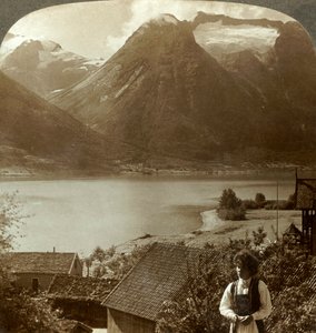 Vista desde Hjelle a través del tranquilo lago Strynns hacia los empinados glaciares del Monte Skaala, Noruega, c1905