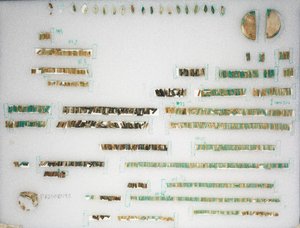 Cuentas sueltas y dos terminales, 1980-1801 a.C.