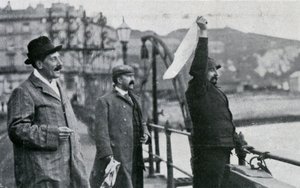 Louis Blériot en el muelle de Dover después de su vuelo a través del Canal de la Mancha, 25 de julio de 1909
