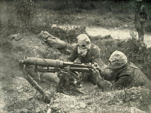 Ametralladores en Acción Usando sus Máscaras de Gas, 1919
