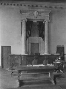 Escritorio de magistrados en la sala del tribunal, Tercer Distrito, Nueva York, 1924 de Unbekannt
