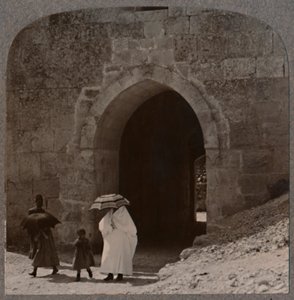 Mujeres musulmanas entrando en Jerusalén por la Puerta de Herodes, c1900