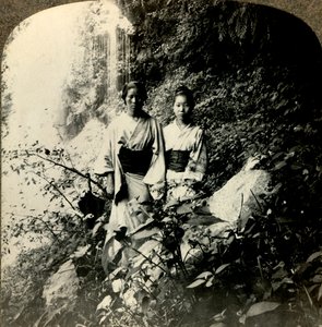Doncellas de la Tierra del Sol Naciente, bajo las cascadas de Kogijoku..., c. 1900
