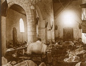 Hospital improvisado en una iglesia, Marne, norte de Francia, 1914 de Unbekannt