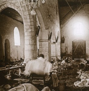 Hospital improvisado en una iglesia, Marne, norte de Francia, 1914 de Unbekannt