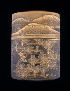 Inro de laca Makie decorado con pinos estilizados y colinas, período Edo tardío, Japón, 1750-1850