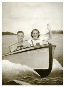 Hombre y Mujer en un bote llamado "Miss Wildwood" c.1940