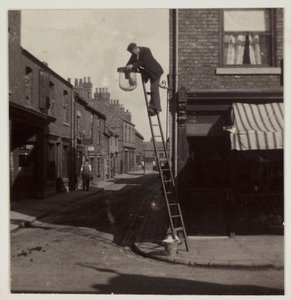 Hombre limpiando una farola de gas, c 1905 de Unbekannt
