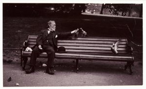 Hombre en un banco del parque, c 1920