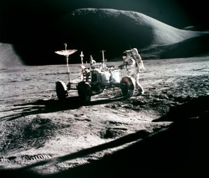Vuelo espacial tripulado, EE.UU., Apolo 15 Astronauta James Irwin con el Rover Lunar