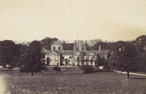 Casa solariega con dos torres vista desde los terrenos, 1860s