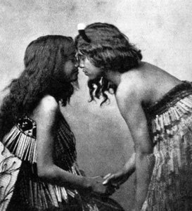 Chicas maoríes frotándose las narices, c. 1920