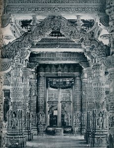 Escultura de mármol en la entrada de un templo jainista en Dilwara, Monte Abu, c1100 de Unbekannt