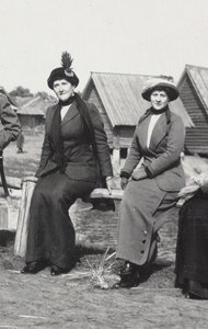 Maria Evgenyevna Golovina, secretaria de Rasputin y Julia Alexandrovna Den, 1912-1913 de Unbekannt