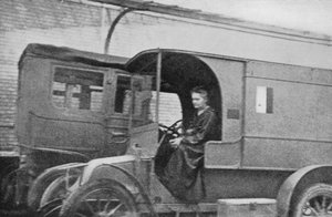 Marie Curie, física franco-polaca, conduciendo un coche convertido en unidad radiológica, 1914 de Unbekannt