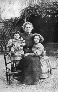 Marie Curie, física francesa nacida en Polonia, con sus hijas Eve e Irene, 1908 de Unbekannt